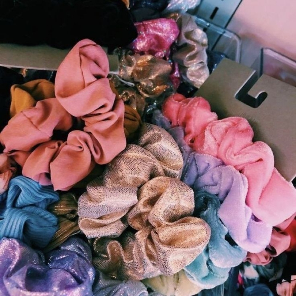 ✌️Scrunchie Mystery Bundle of 3-6✌️ - Picture 5 of 8